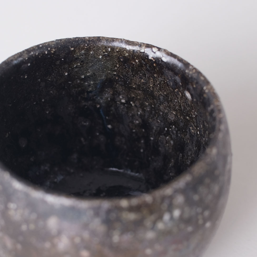 黒唐津 ぐい呑み/一点もの | 唐津焼 雅樂窯 ( うたがま ) | 糸島くらし