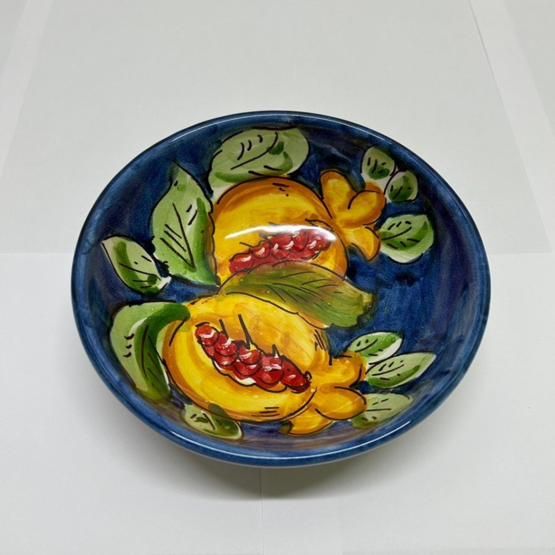 VIE173 ボウル ブルー フルーツ | 南イタリアの陶器 | ダニエルズ