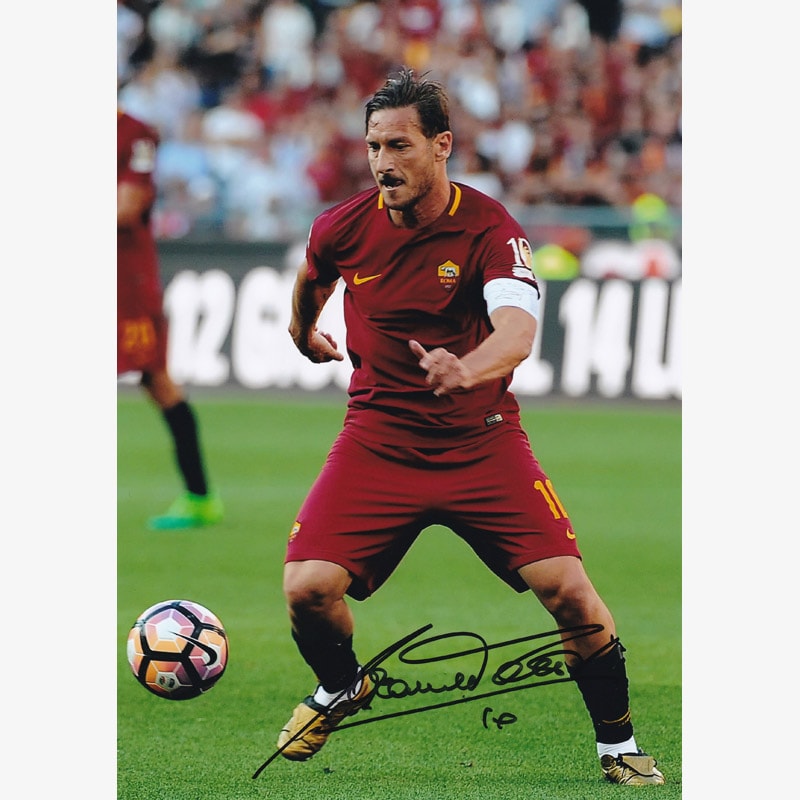 トッティ直筆サイン入りASローマ16/17フォト (ラストマッチ) | THE DUGOUT