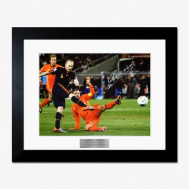 アンドレス・イニエスタ直筆サイン入りメモラビリアを販売 - THE DUGOUT