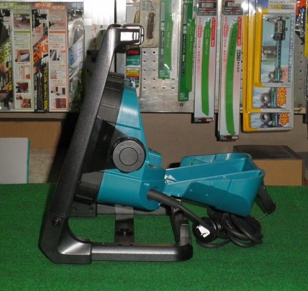 マキタ ML805 充電式LEDスタンドライト 光束750lm 14.4V・18V・AC100V