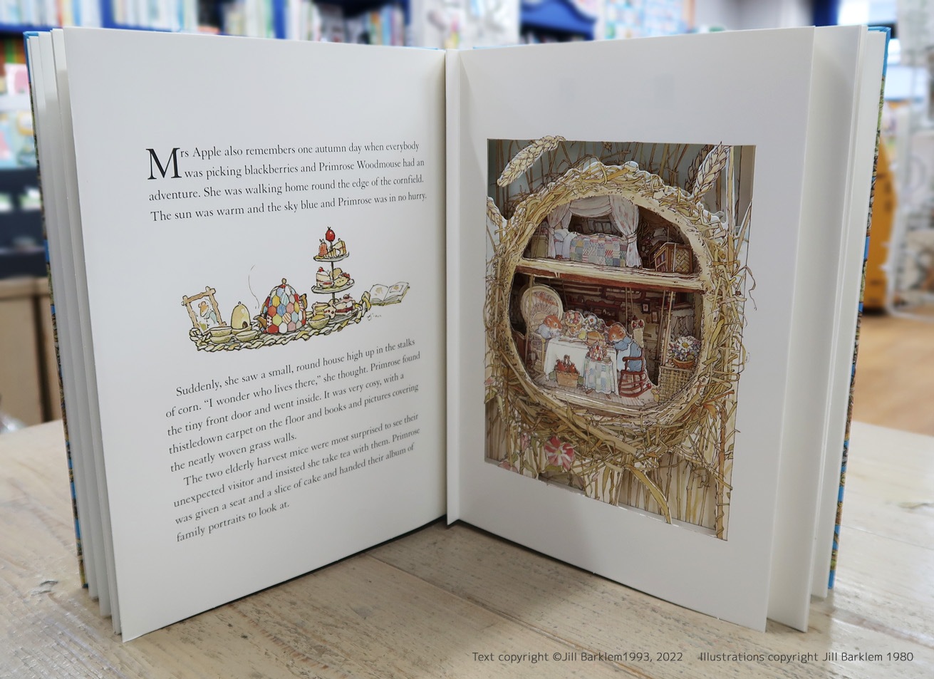 立体しかけ絵本 The Brambly Hedge ～のばらの村のものがたり