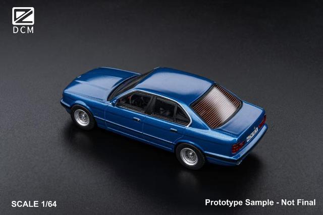 予約 DCM 1/64 BMW E34 5シリーズ セダン Avis Metallic Blue, Boost