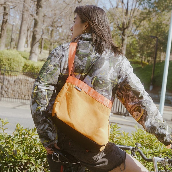 CHROME】NEWSPAPER MESSENGER SMALL カラー：mandarine クローム