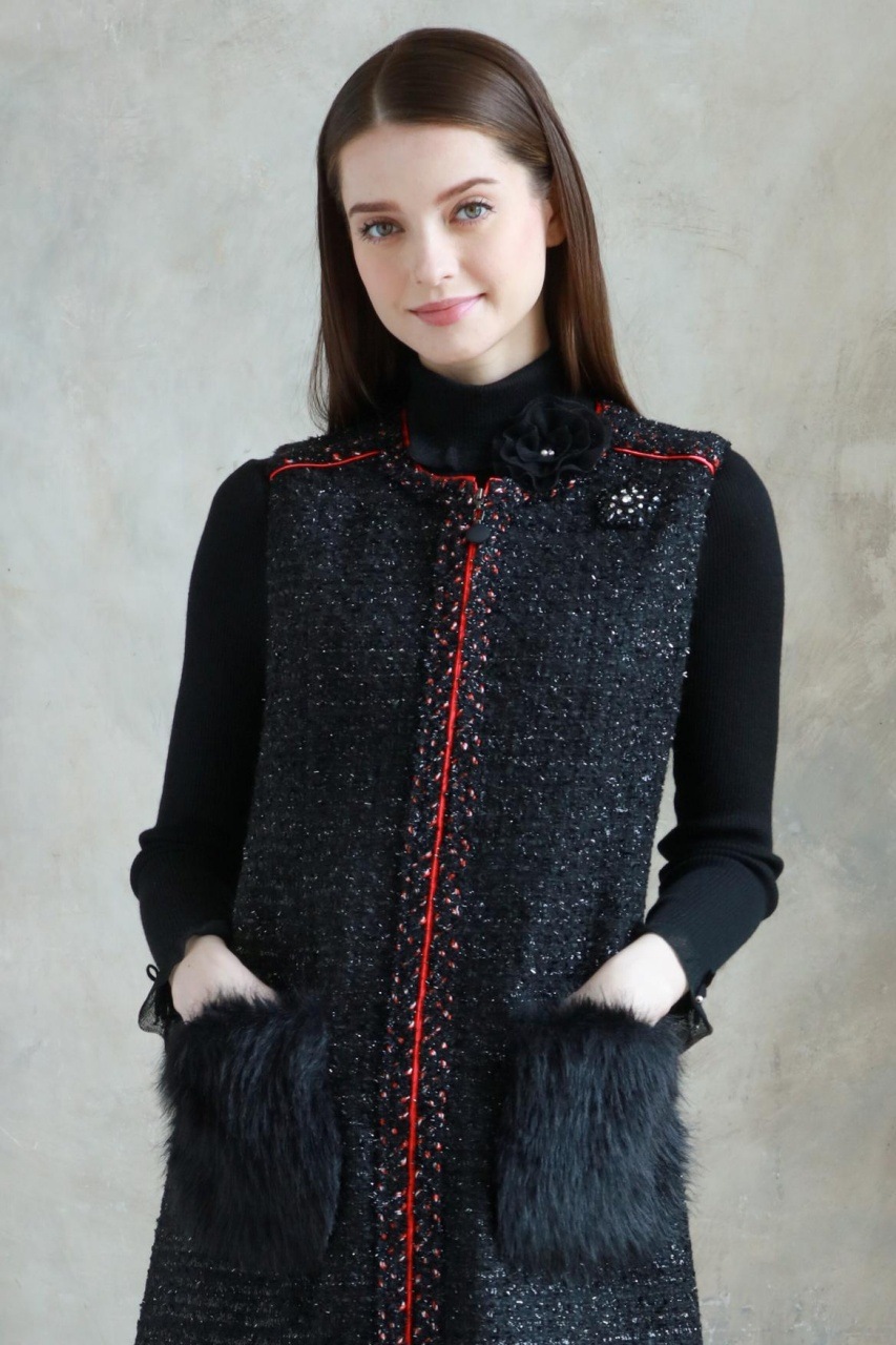 2025年秋冬 コサージュ付 衿・袖先透かしフリルデザインタートルネック