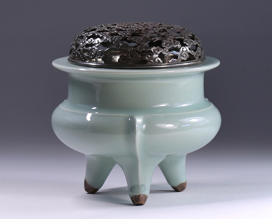 帝室技芸員 初代諏訪蘇山作 青磁袴腰香炉 竹影堂榮真作 純銀雲透し彫火
