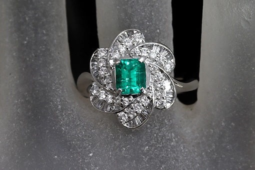 H2-16z0115【エメラルド 0.61cts】Pt900ダイヤモンドリング