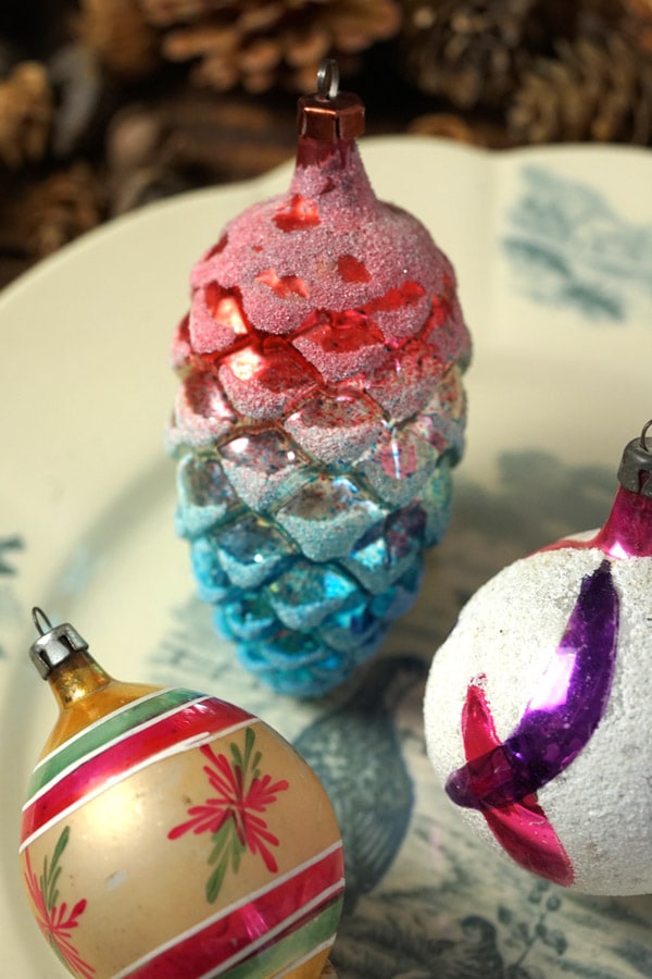 アンティークの吹きガラスの松ぼっくりが入った薄ガラスオーナメント