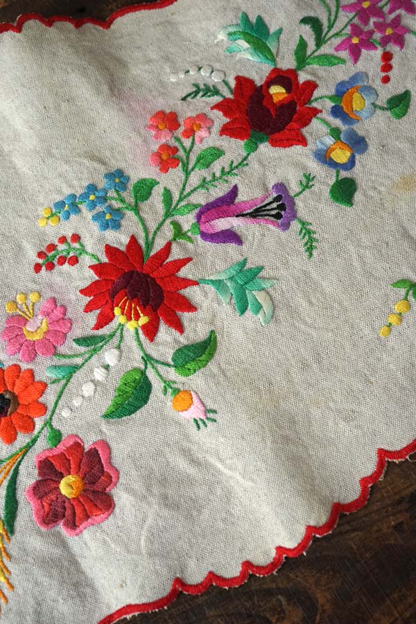 刺繍の国ハンガリーのカロチャ刺繍ランナー73×33cm ge-1022の通販