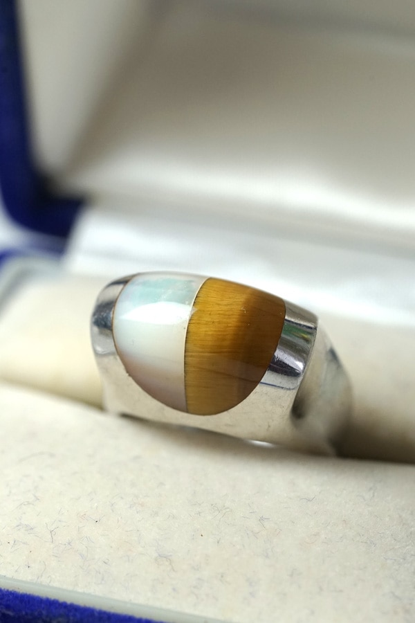 ヴィンテージメキシコカンシルバーにタイガーアイと真珠貝がセットされ