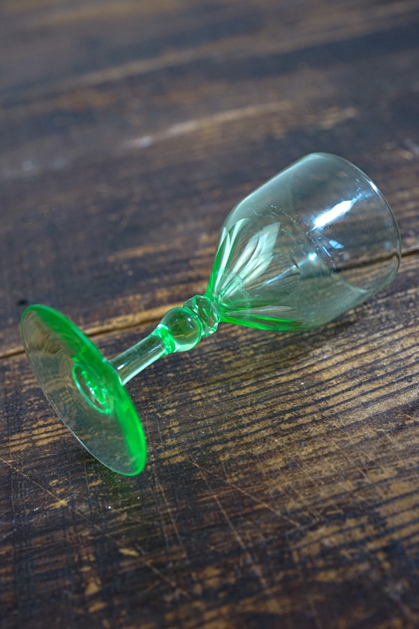 1930年代 ボヘミア製 ウランガラス・ワイングラス（花びら＆ダイヤ