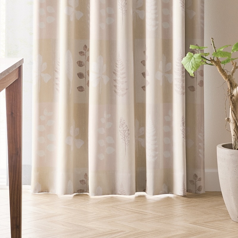 淡く優しい色のリーフ柄プリント遮光2級カーテン【SI ロゼット BE