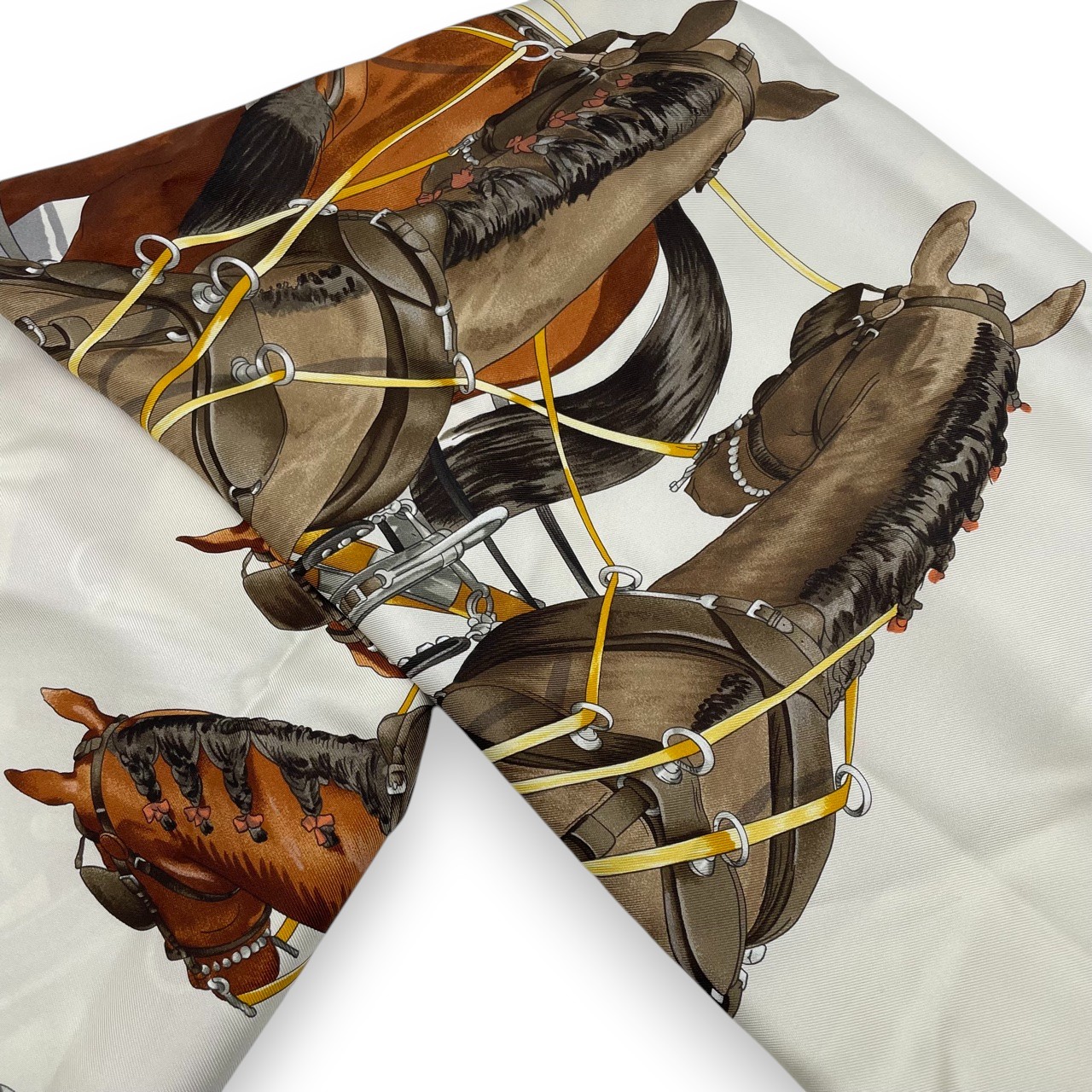 エルメス カレ 90 弓形連結 レッド/ブラウン/ベージュ シルク100