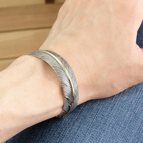 ◇sizeM ハーヴィーメイス 12KGF フェザーバングル｜マライカ公式通販