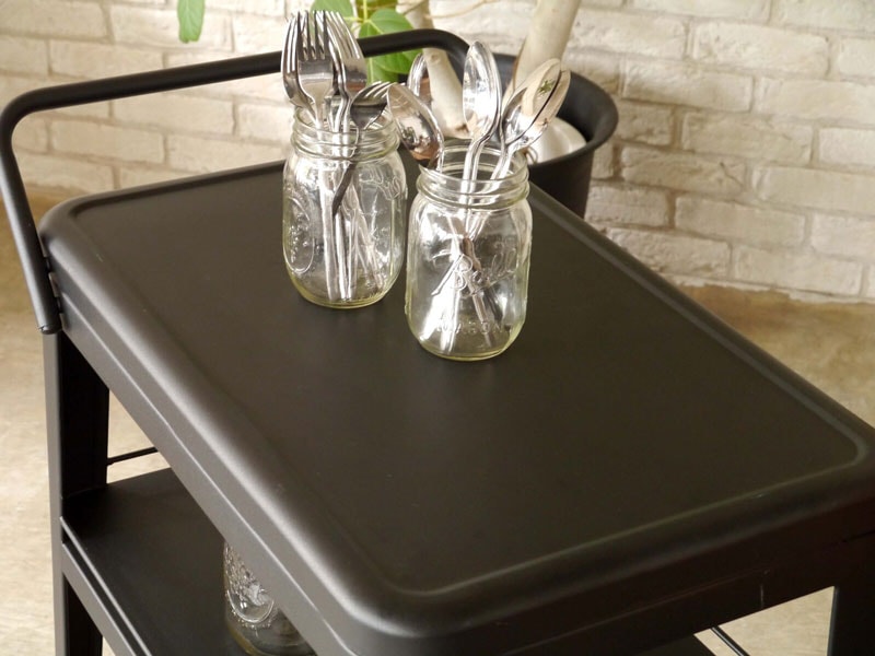 スチールの風合いがクールでインダストリアルな雰囲気のキッチンワゴン