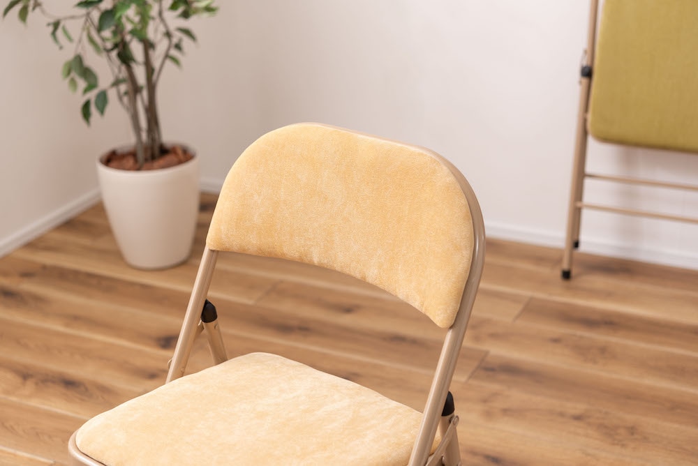 フォールディングチェア」上品な色合いのスチールと高級感を感じる