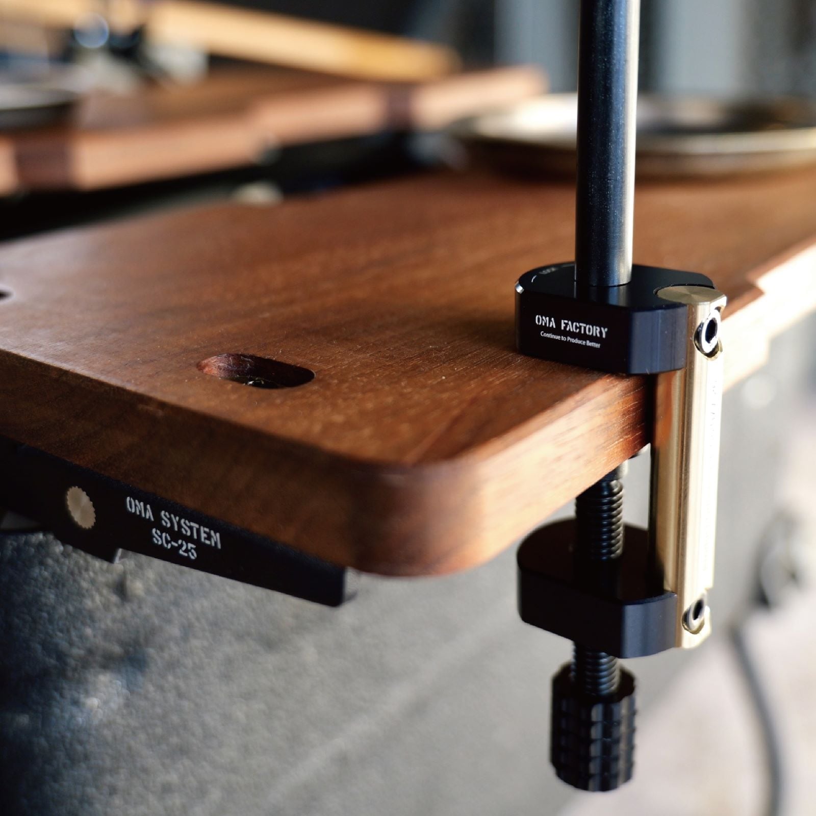 OMA.CLAMP Brass | テーブル | OMA Factory