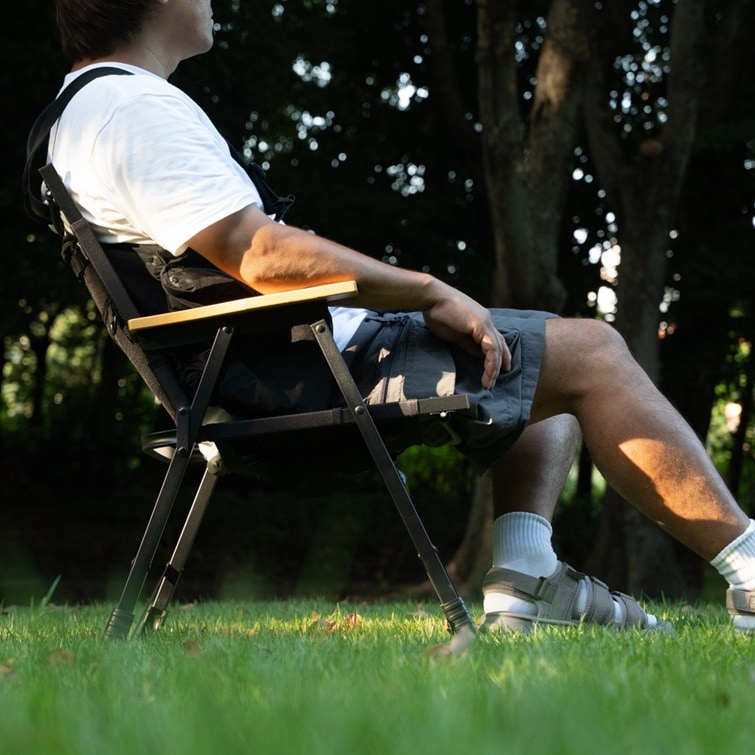 難燃アウトドアチェア｜ひじ掛け付き・ブナ材使用の高耐久キャンプチェア