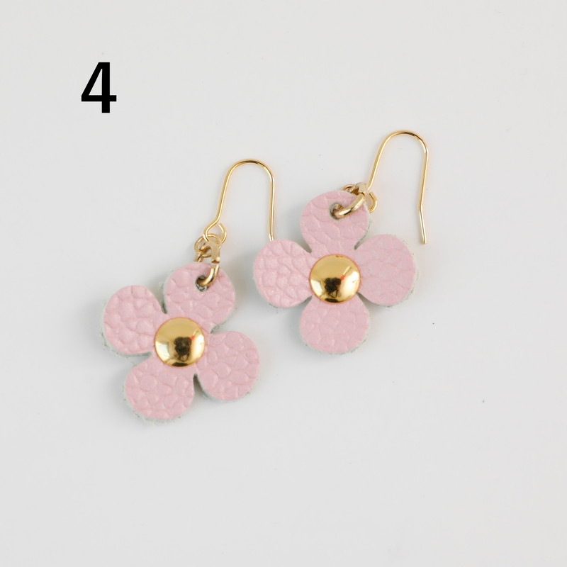 花のピアス（レザー/ 4色 緑・赤・紫・ピンク） by ドリームクラブ