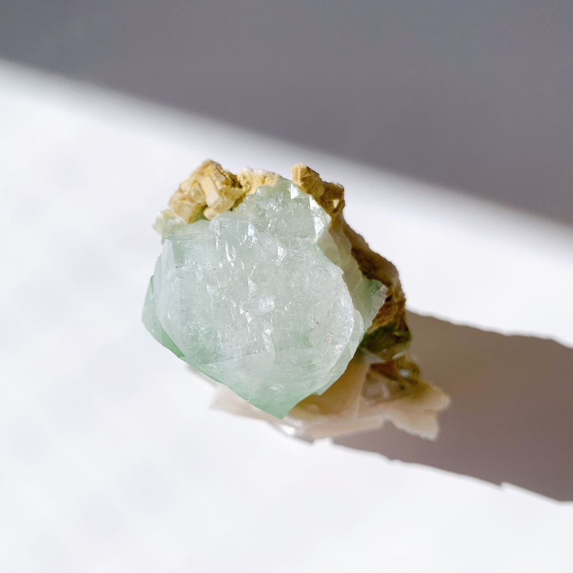 グリーンアポフィライトwithスティルバイト原石 | 原石 | Crystals by