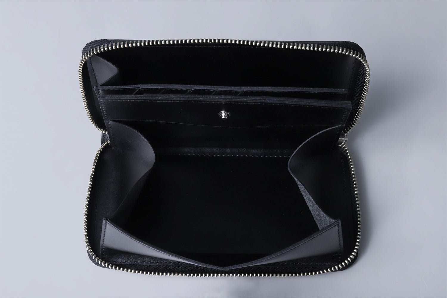 多機能を備えたコンパクト長財布｜手帳のような360度開閉式カード