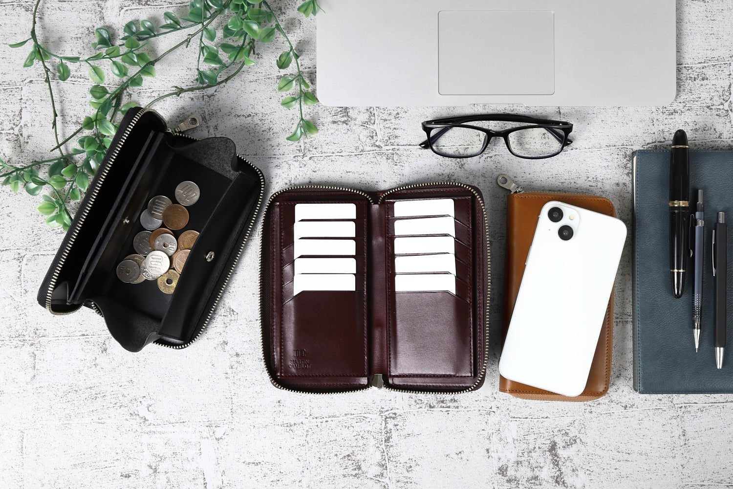 多機能を備えたコンパクト長財布｜手帳のような360度開閉式カード