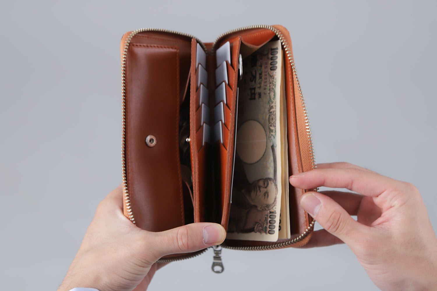 多機能を備えたコンパクト長財布｜手帳のような360度開閉式カード