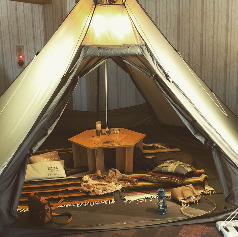 デッドスペースの多いワンポールテントには穴あきテーブルを活用