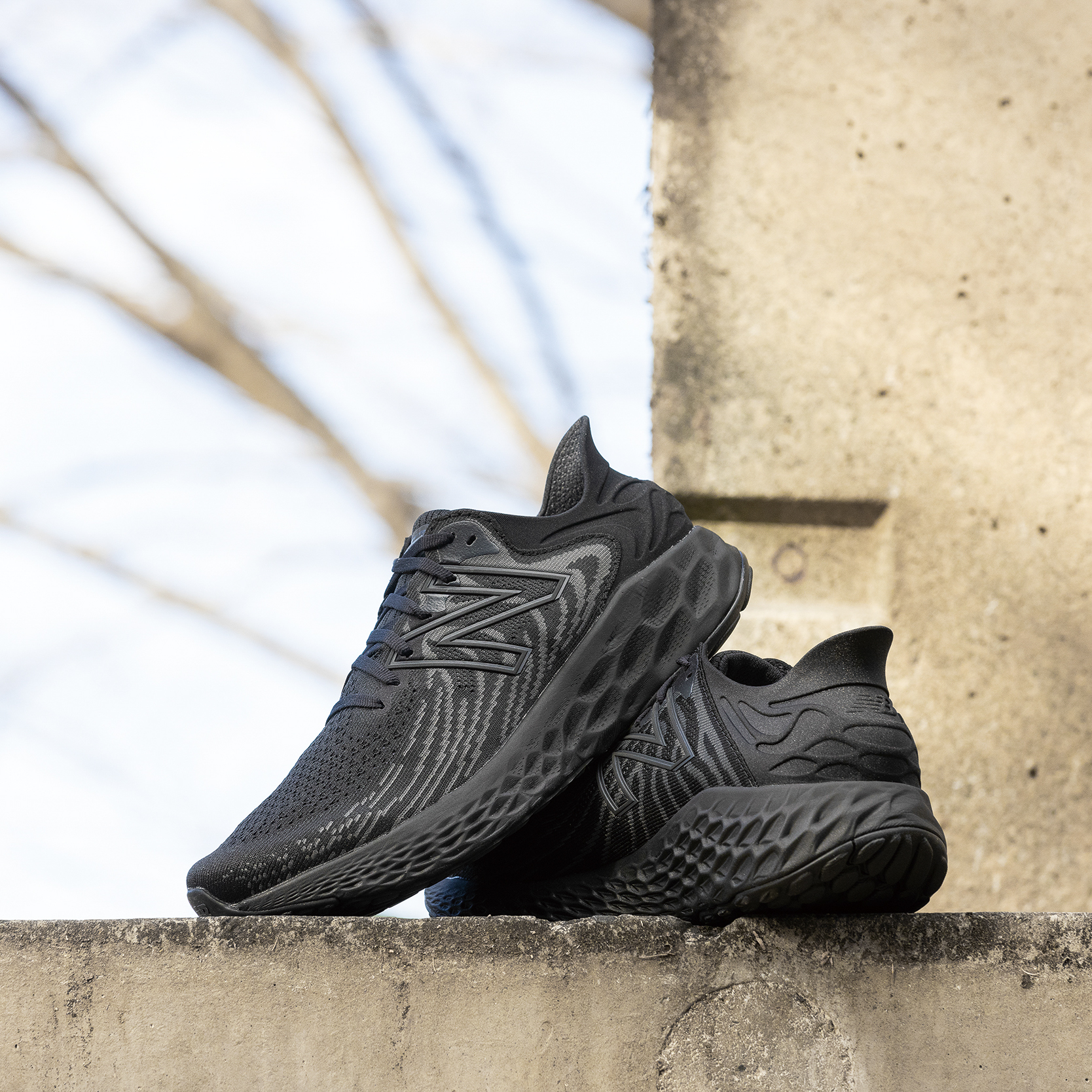 街も自然も。オールブラックになった“1080”で外へ出かけよう！ | mark