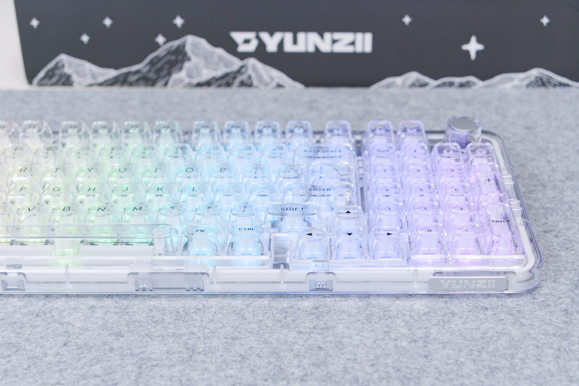 透明で宝石のような YUNZII X98 レビュー｜テンキー付きでコンパクトな