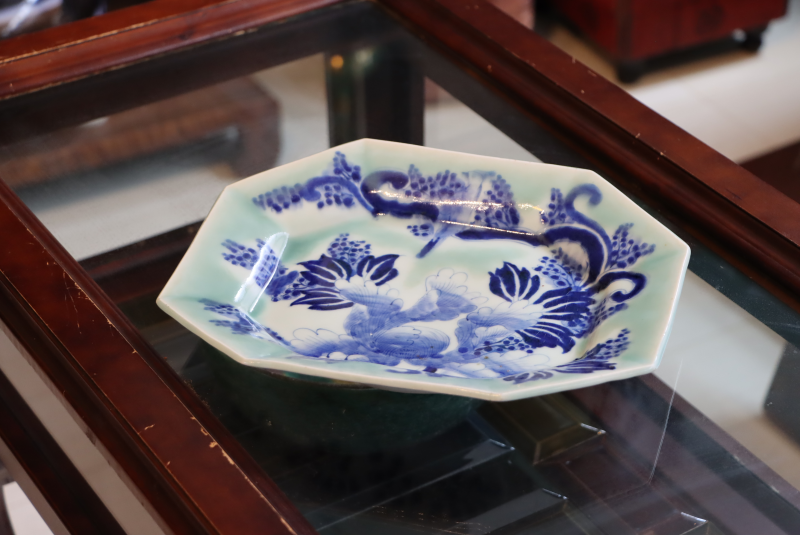 新入荷】古伊万里 青磁 染付 花鳥葡萄文 八角形大皿、入荷しました