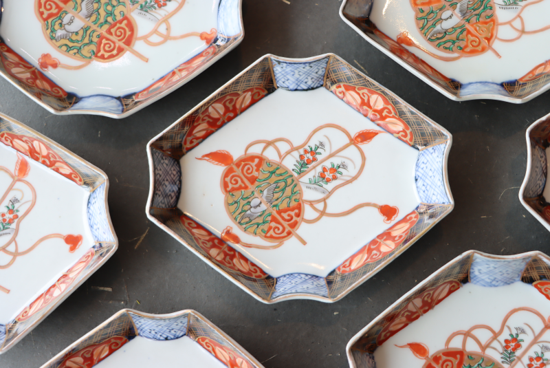 新入荷✨伊万里焼 色絵 軍配花鳥文 変形皿｜吉祥文様が映える一枚