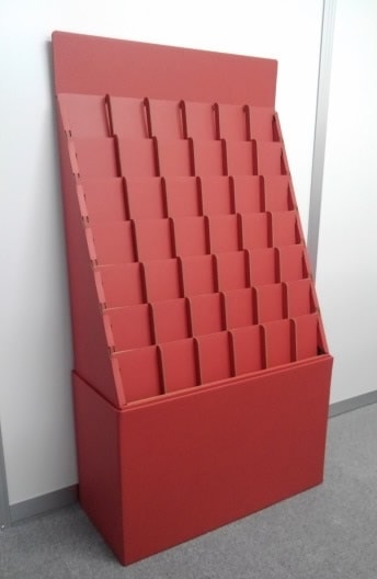 060 年賀はがき用のポケットがたくさんある大型フロア什器 | 什器事例