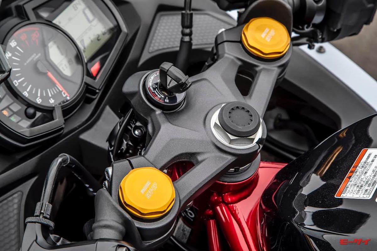 125ccからスーパースポーツまで広く採用!! 左右でフォークの中身が違う