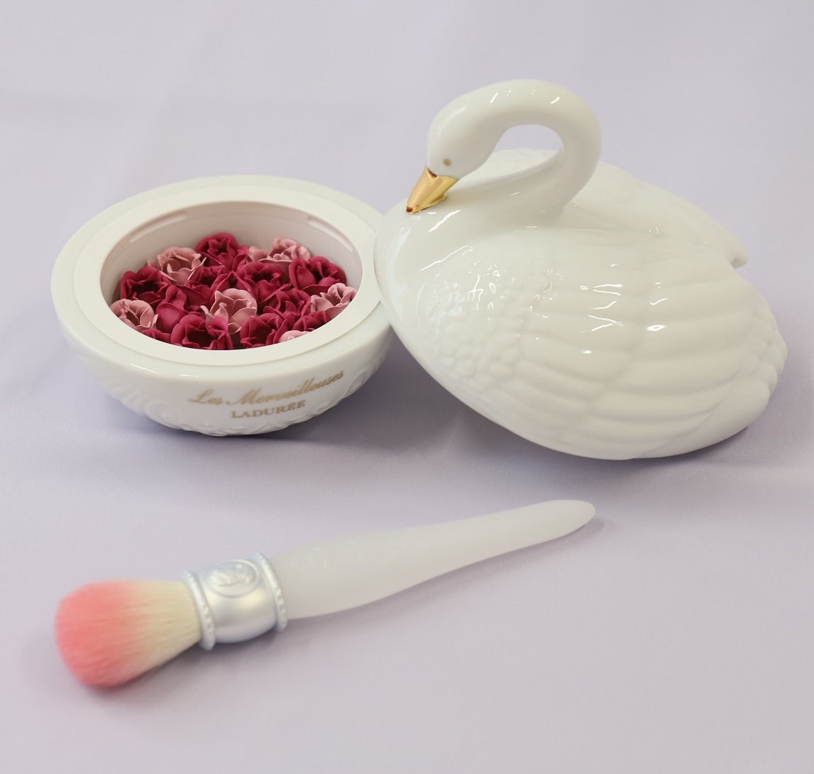 レ・メルヴェイユーズ ラデュレから、優雅なスワンのポットに入った