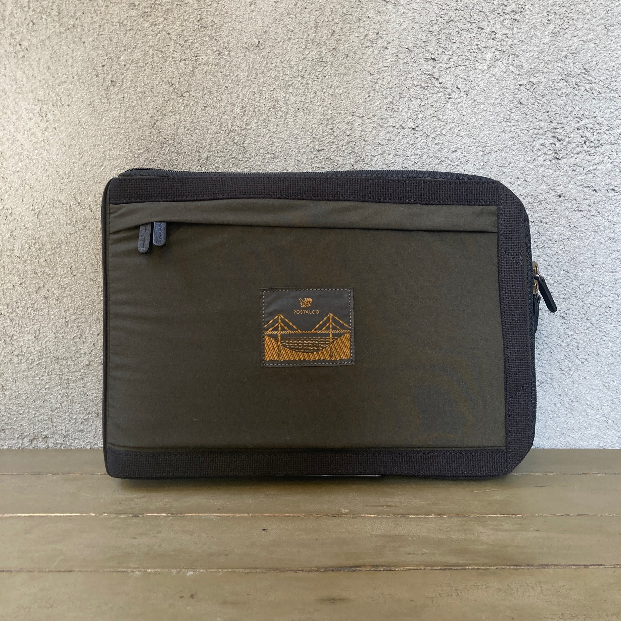 POSTALCO ｜スリムラップトップケース｜Mountain Green – Roundabout