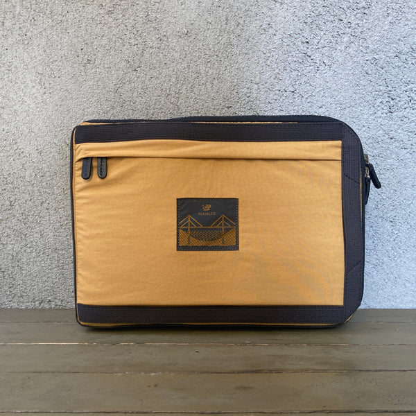 POSTALCO ｜スリムラップトップケース｜Yellow Ochre – Roundabout