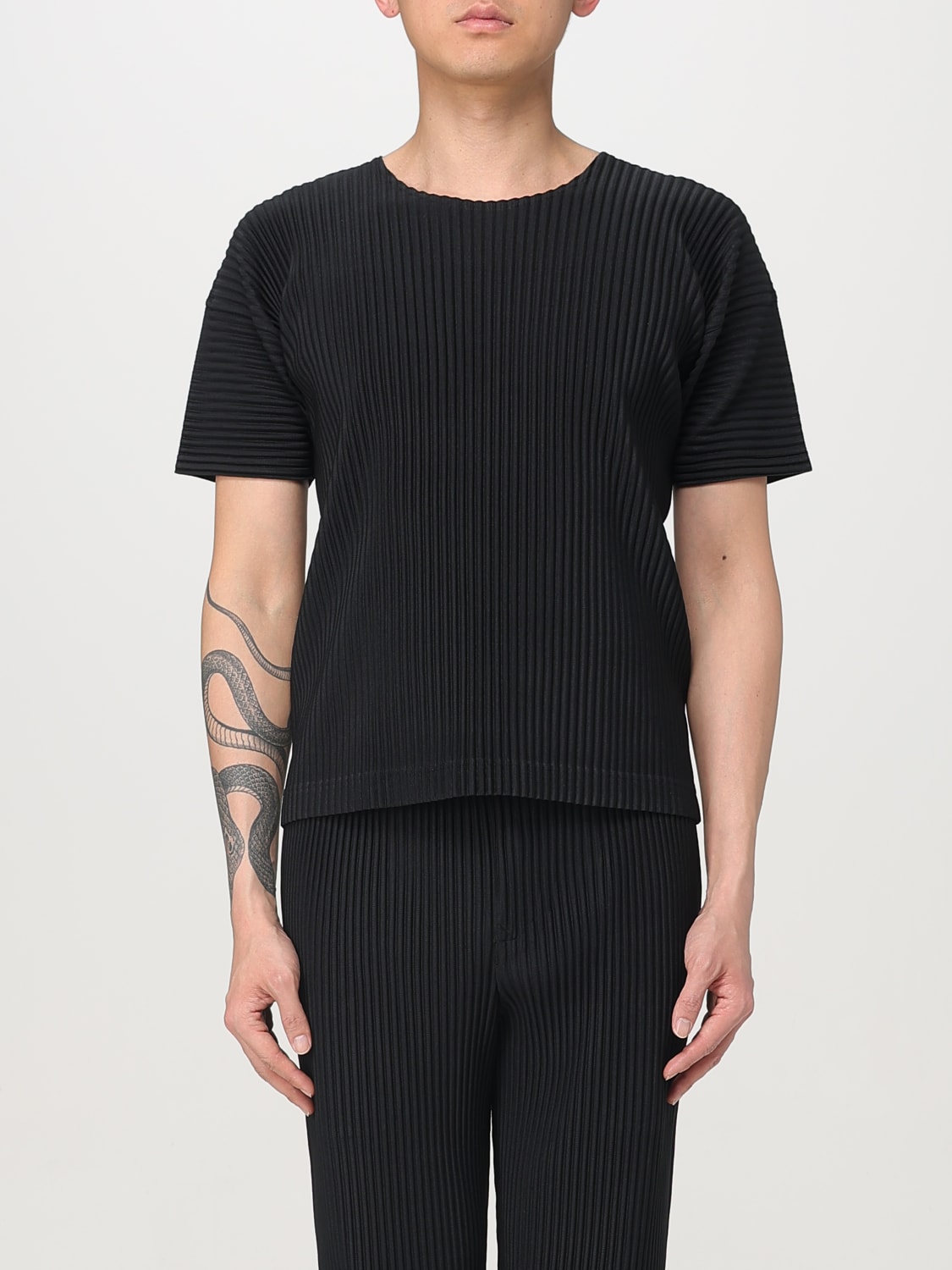 Homme Plisse' Issey Miyake T-shirt men - Black | HP56JK520