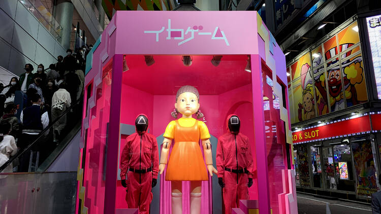 イカゲームのヨンヒ人形が渋谷マークシティに登場