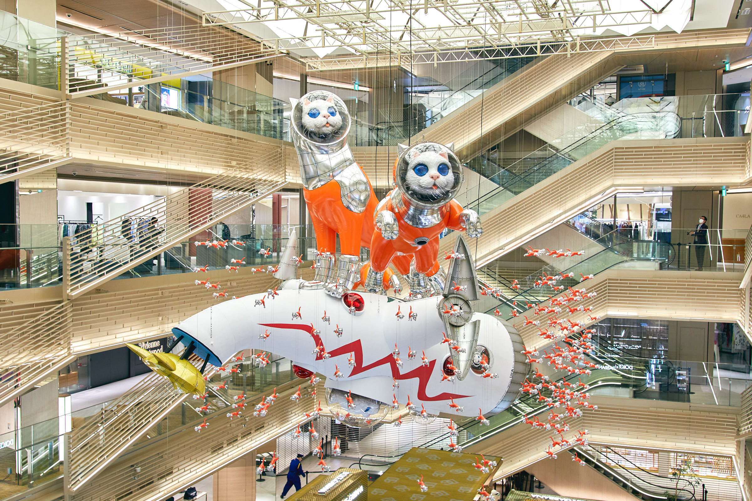 GINZA SIX」が7周年、ヤノベケンジの巨大アートが吹き抜け空間に登場