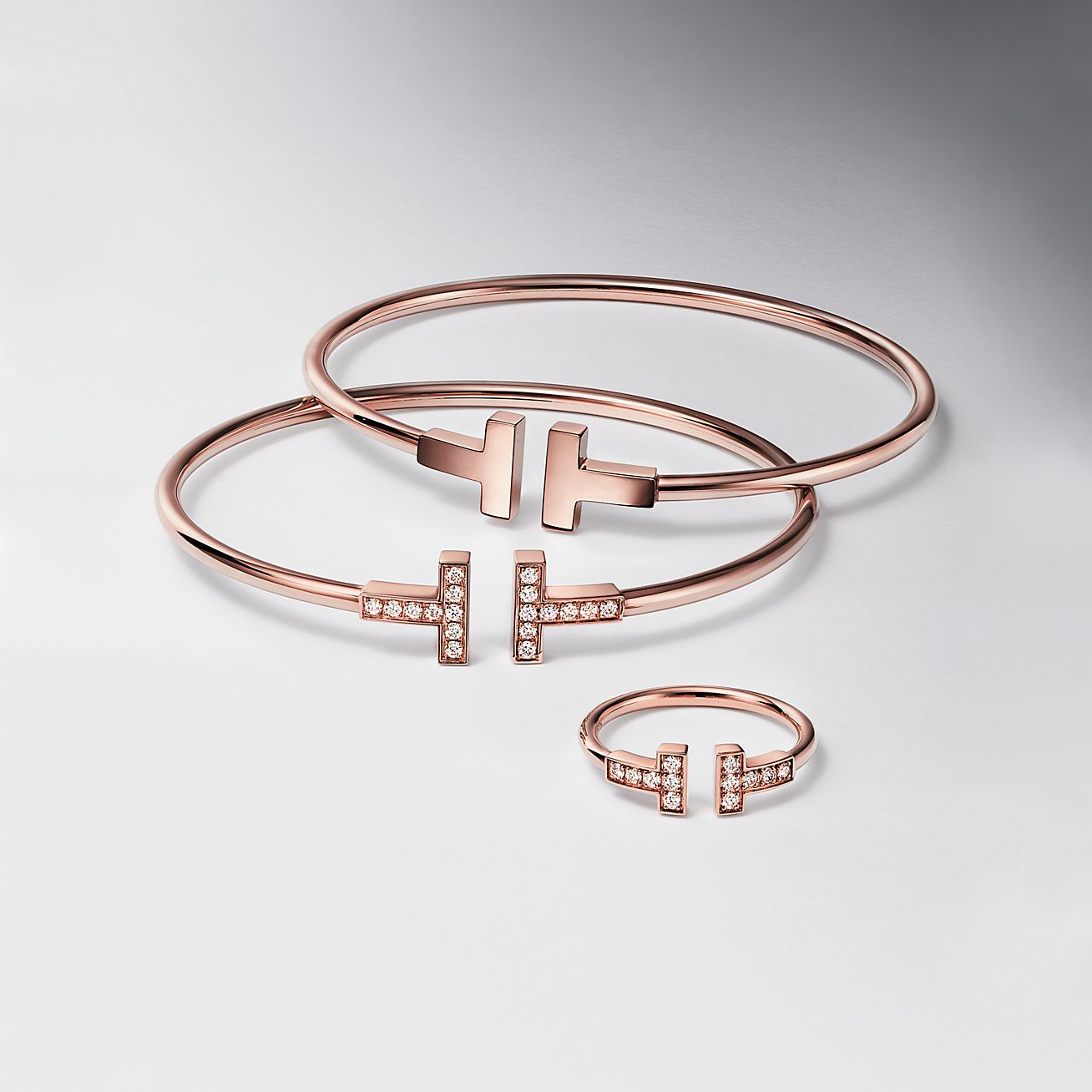 ティファニー T ワイヤー ブレスレット ローズゴールド | Tiffany & Co.