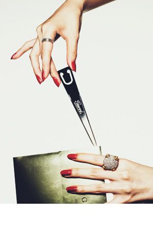 特製ペーパーナイフで開く！ 「GUCCI MUSEO のすべて」 | Vogue Japan