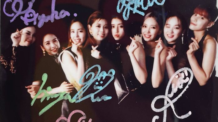 プレゼント】モードな姿のNiziU、サイン入りスペシャルポラロイドを