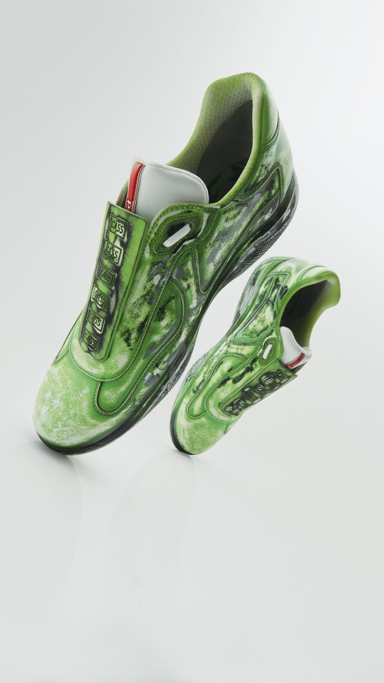 プラダがカシアス・ハーストとコラボ。「Cass × Prada」スニーカーを全