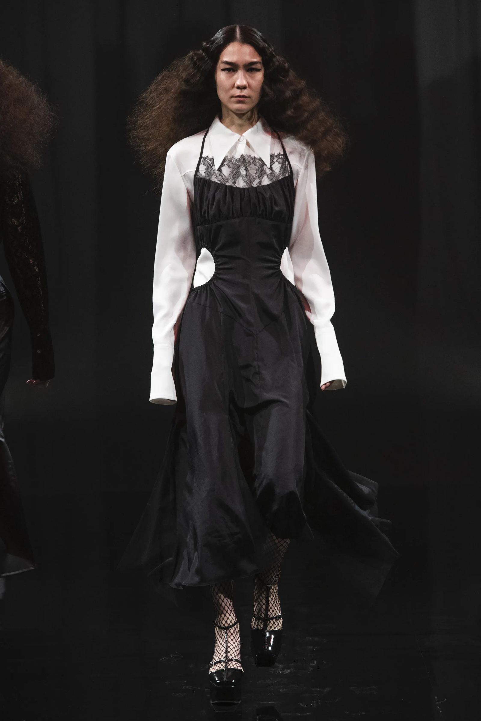 フェティコ（FETICO）、肌を露出したボディスーツやシースルーで