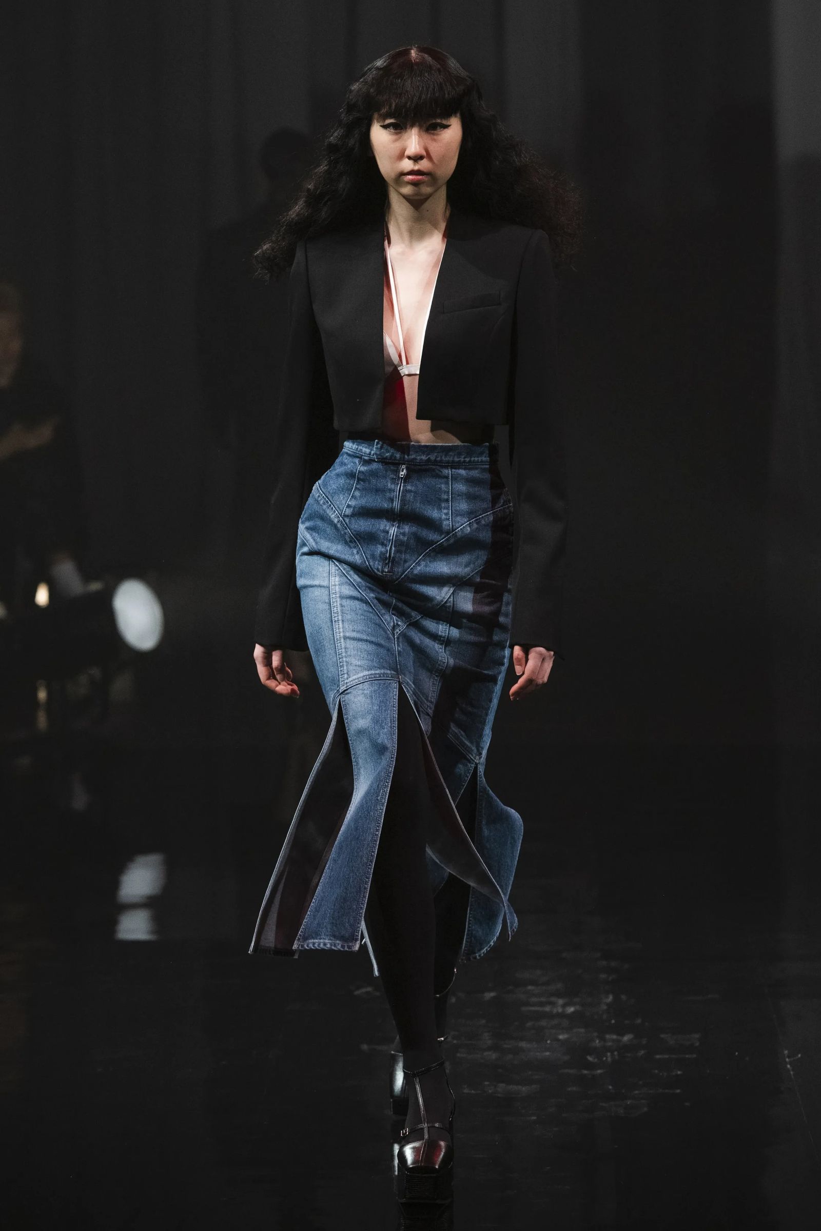 フェティコ（FETICO）、肌を露出したボディスーツやシースルーで