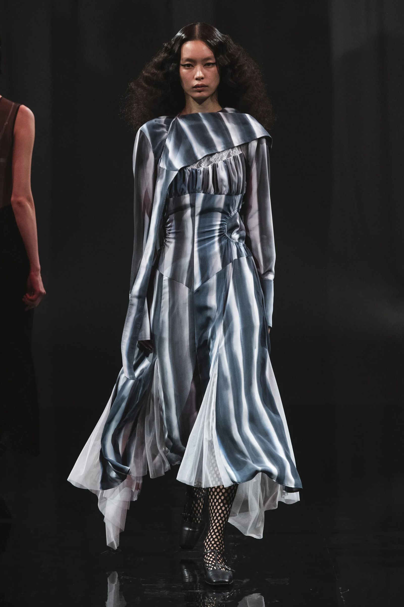 フェティコ（FETICO）、肌を露出したボディスーツやシースルーで