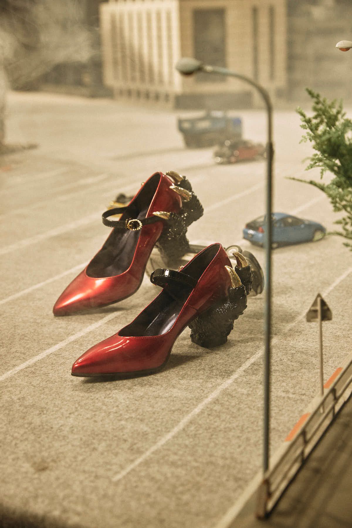 話題殺到！『ゴジラ-1.0』製作陣の足もとを彩った“ゴジラシューズ”の