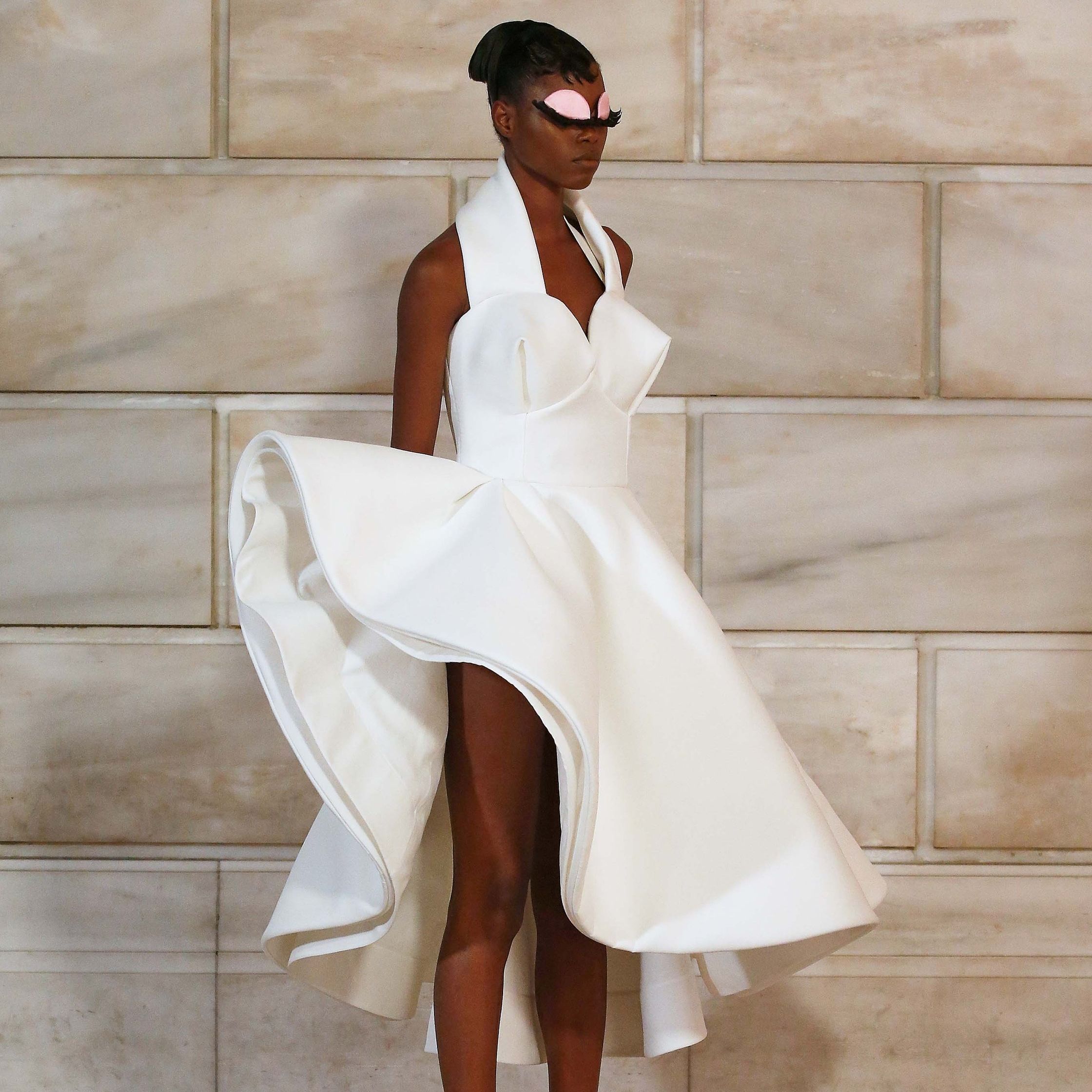 マーク ジェイコブスが6分間のショーで描く、“歓び”に満ちたおとぎ話の