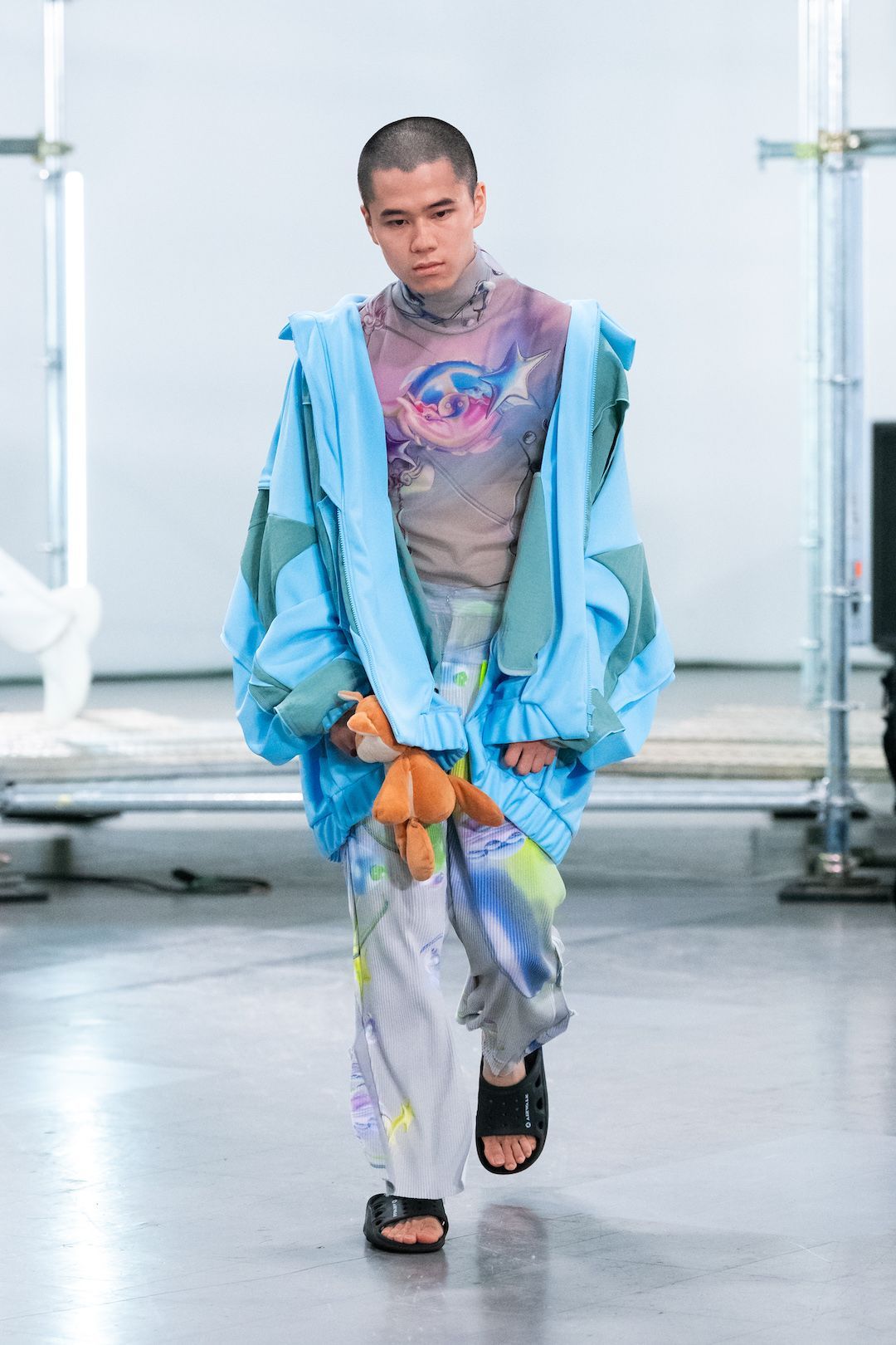 バルムング、“東京らしさ”を一手に引き受けた初ランウェイ。モデルの